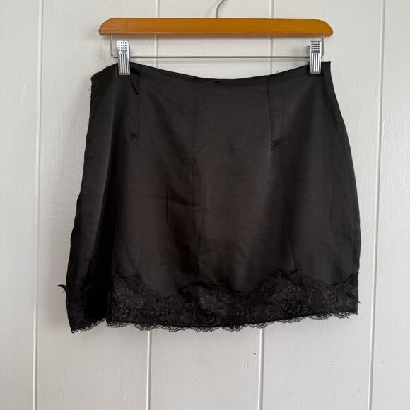 BEVERLY & BECK Satin Lace Trim Black Mini Skirt Size Medium - Picture 2 of 8